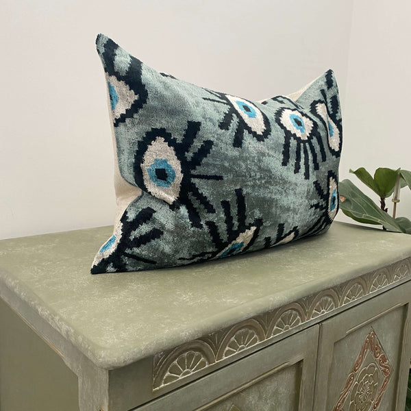 Velvet cushion cover - Blue Eye - 40 x 60 cm