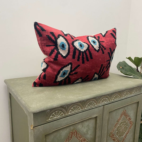 Velvet cushion cover - Red Eye - 40 x 60 cm