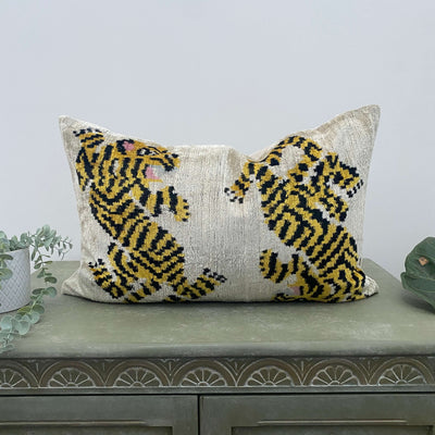 Velvet cushion cover - Tigers - 40 x 60 cm