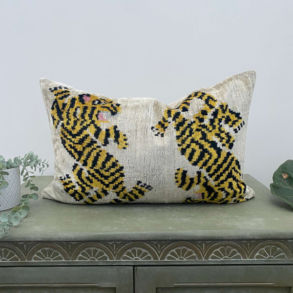 Velvet cushion cover - Tigers - 40 x 60 cm
