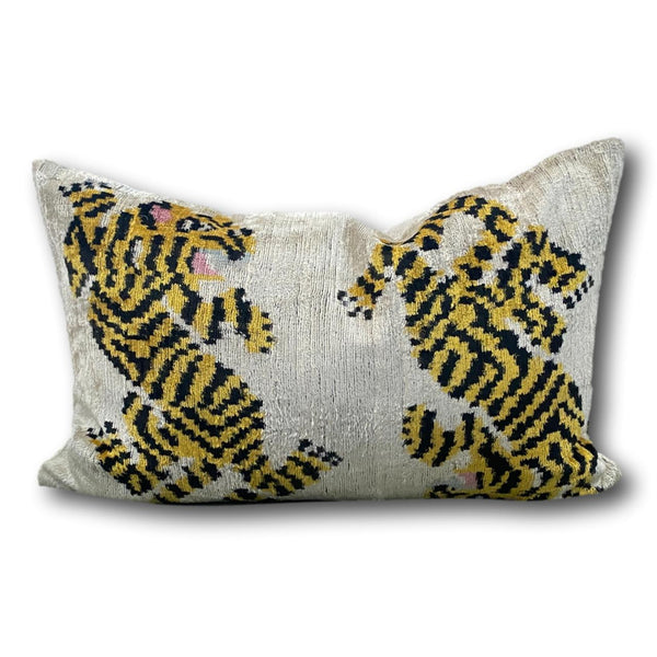 Velvet cushion cover - Tigers - 40 x 60 cm