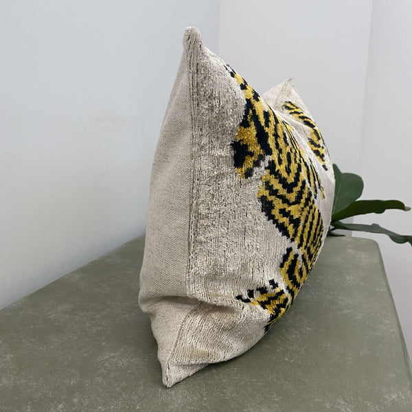 Velvet cushion cover - Tigers - 40 x 60 cm
