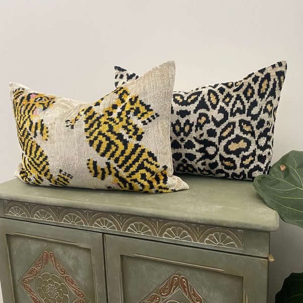 Velvet cushion cover - Tigers - 40 x 60 cm